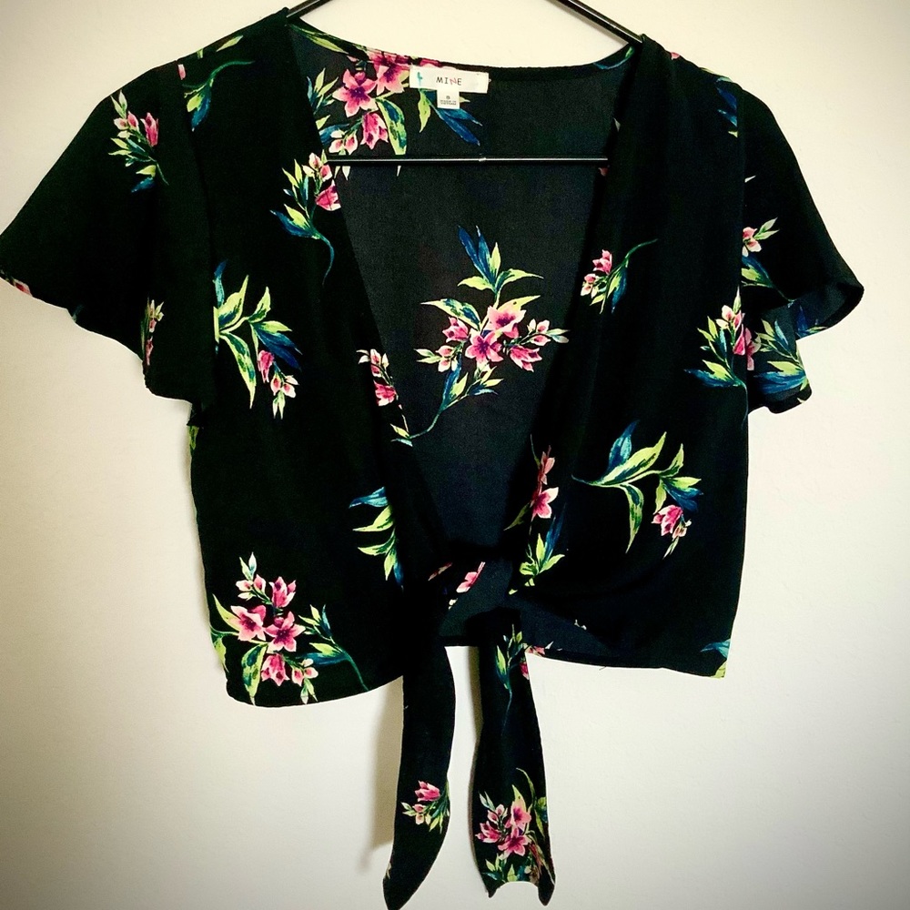 BLACK FLORAL CROP TIE FRONT SHIRT